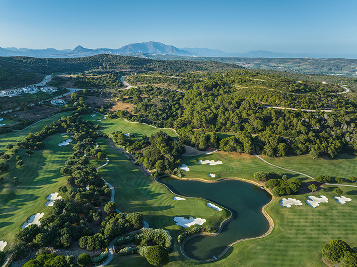 La Reserva Golf Club con Sierra Bermeja de fondo